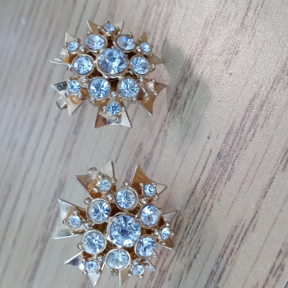 Vintage Screw back Gold tone Rhinestone earrings - Picture 2 of 3